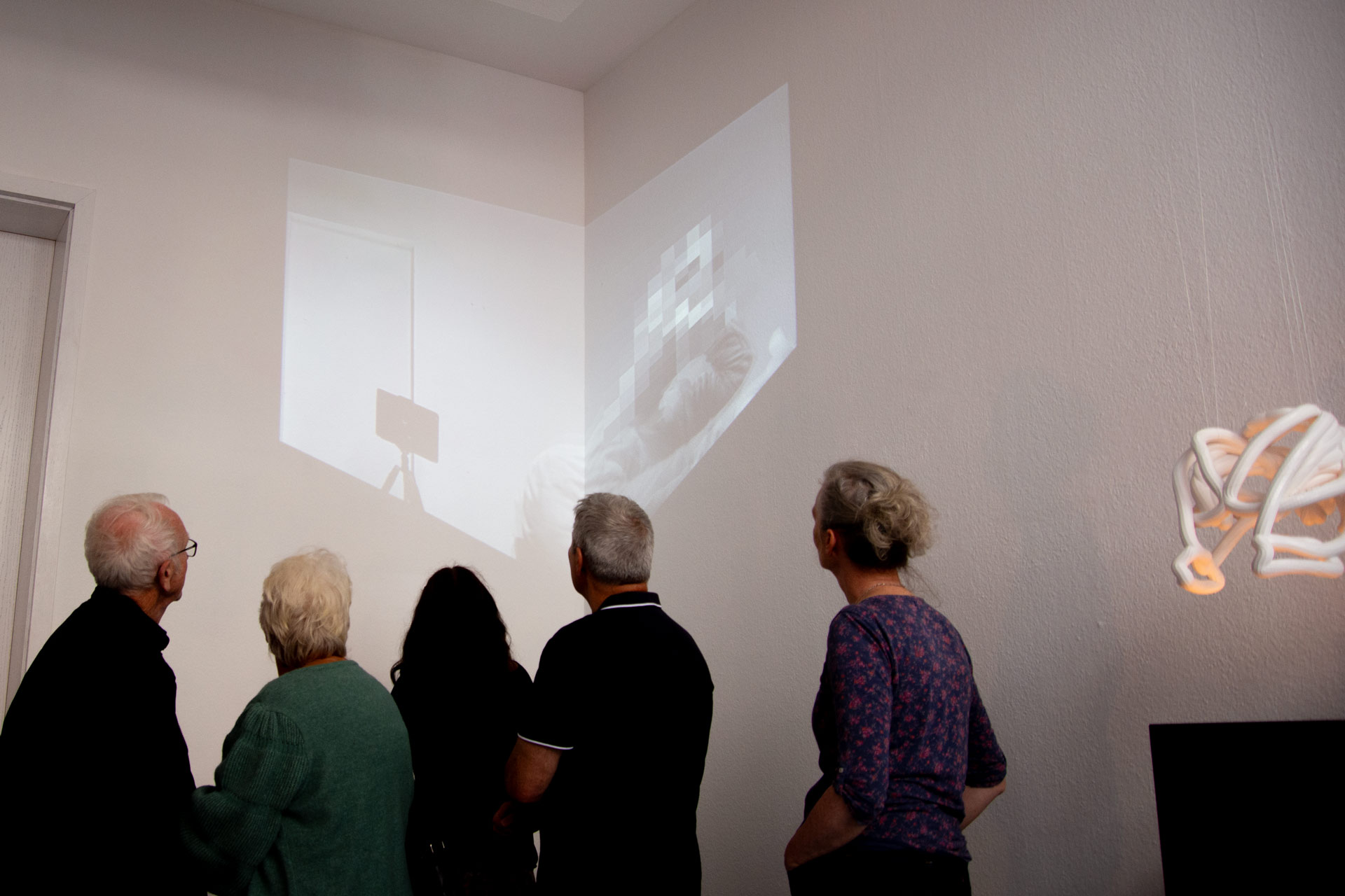 eroeffnung_ach-ariadne_stich_kunstraum-neudeli-leipzig_besucher Besucher im Kunstraum Neu Deli die Eröffnungsrede zu st.ich/stich: "Ach, Ariadne!"