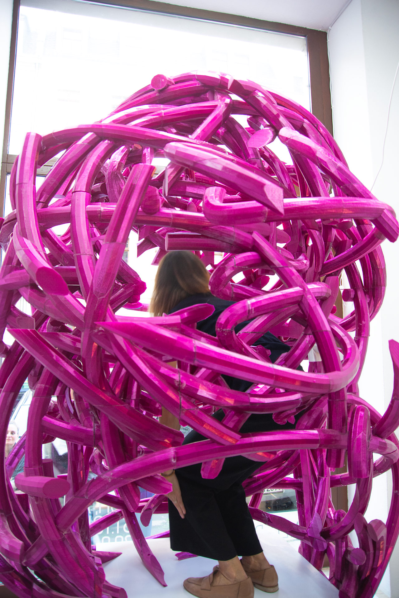 rosi_in_ariadneeroeffnung_ach-ariadne_stich_kunstraum-neudeli-leipzig Rosi in der Plastik im Kunstraum Neu Deli die Eröffnungsrede zu st.ich/stich: "Ach, Ariadne!"