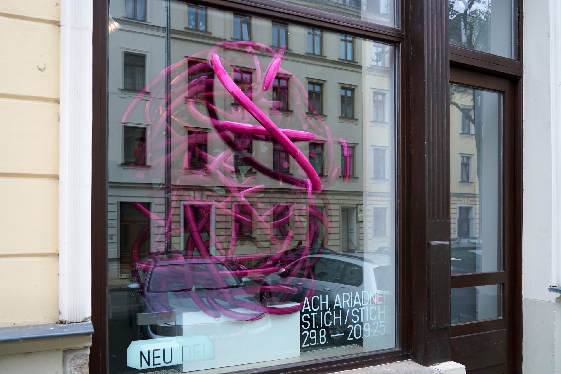 stich_ach-ariadne_kunstraum-neudeli-leipzig_aussenansicht_ausstellung_2025_gestische-plastik st.ich/stich: "Ach, Ariadne"; Ausstellung im Kunstraum NeuDeli Leipzig, 2025, Außenansicht_schräg, #gestische Plastik