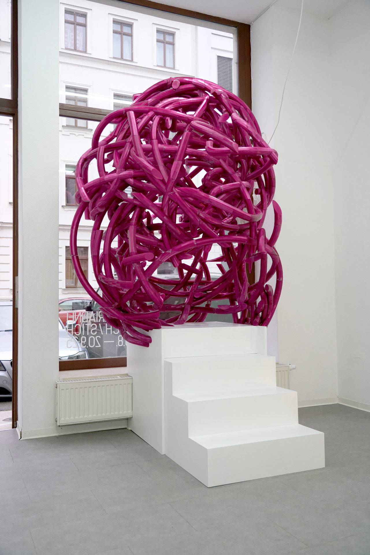 stich_ach-ariadne_kunstraum-neudeli-leipzig_ausstellungsansicht_2025 st.ich/stich: "Ach, Ariadne"; Ausstellung im Kunstraum NeuDeli Leipzig, 2025, #denkmal, Innenansicht, #gestische Plastik