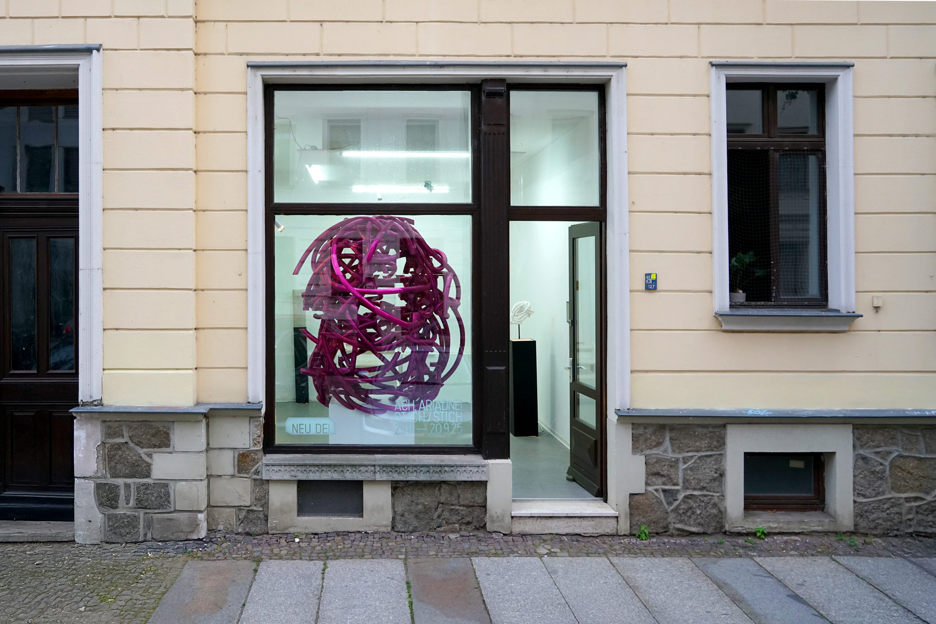stich_ach-ariadne_kunstraum_neudeli-leipzig_aussenansicht_2025 st.ich/stich: "Ach, Ariadne"; Ausstellung im Kunstraum NeuDeli Leipzig, 2025, Außenansicht, #gestische Plastik