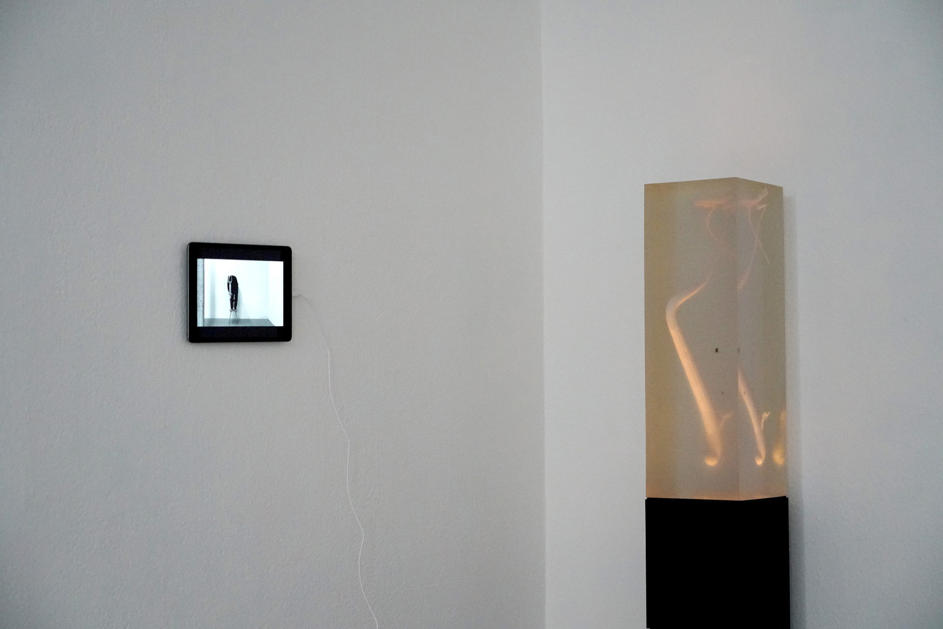 stich_ach-ariadne_kunstraum_neudeli_2025_sprung_ausstellungsansicht st.ich/stich: "Der Sprung", "Ach, Ariadne"- Ausstellung im Kunstraum NeuDeli Leipzig, 2025, #gestische Plastik, Ausstellungsansicht