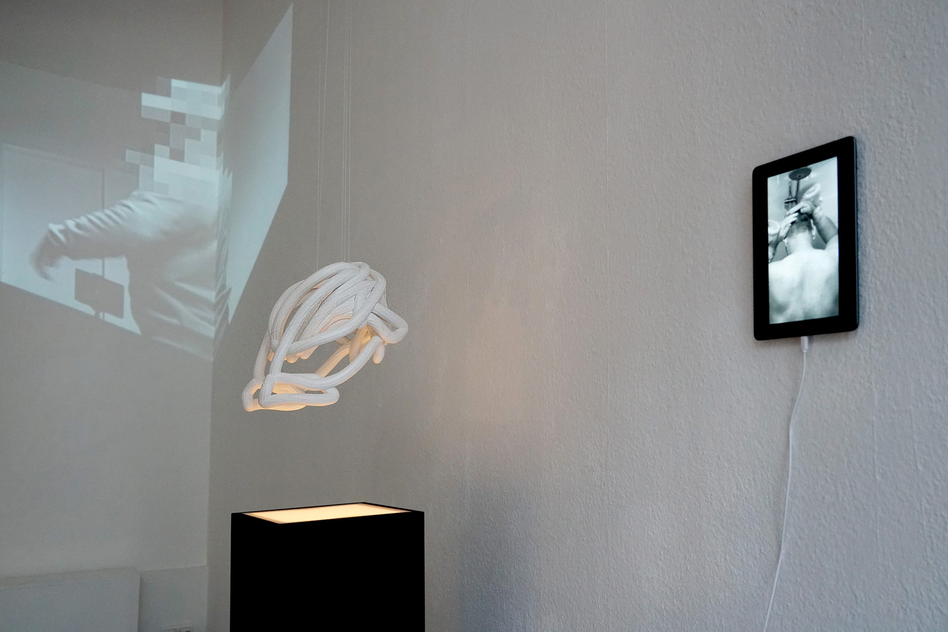 stich_ach-ariadne_kunstraum_neudeli_kopf-gewaschen_ausstellungsansicht_2025 st.ich/stich: "Kopf, gewaschen(kurz)", "Ach, Ariadne"- Ausstellung im Kunstraum NeuDeli Leipzig, 2025, #gestische Plastik, Ausstellungsansicht